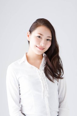 Stüdyoda poz veren güzel Japon kadının portresi.