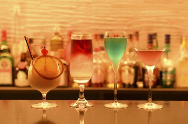 Farklı türde alkollü kokteyllere sahip gözlüklerin yakın plan görüntüsü.        