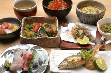 Restorandaki çeşitli taze Japon yemeklerini yakından izliyoruz.      