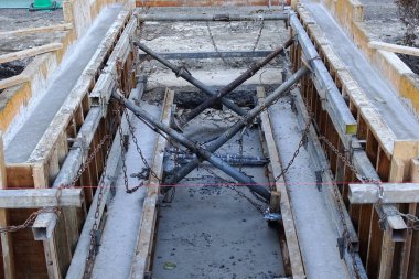 Beton temeller demirle ahşap biçimlere dökülüyor.