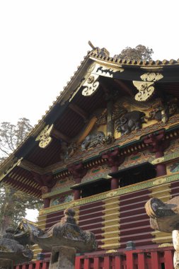 Japon tapınağındaki geleneksel antik dekorun yakın plan çekimi.