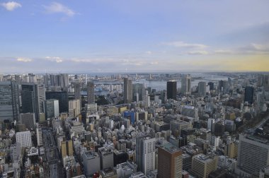 Gündüz vakti modern Japon şehrinin havadan görünüşü