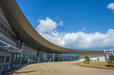 osaka, japan - 7 Kasım, 2016: Mavi gökyüzü ve gökyüzündeki beyaz bulutlar