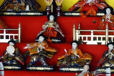 Japonya 'daki Kız Festivali' nde geleneksel Japon hina bebekleri, şeftali festivali
