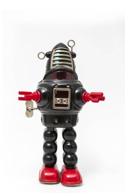 Beyaz arkaplanda robot oyuncağın yakın plan görüntüsü        