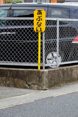 Japon yolundaki araba park yeri tabelası.