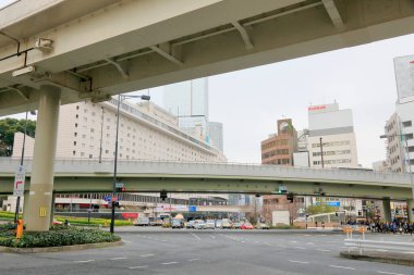 Japon mimarisinin gündüz görüşü. Japonya 'da modern şehir manzarası