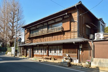 Sessiz caddede geleneksel Japon ahşap binası.