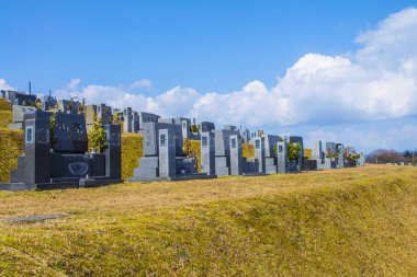 Japonya 'daki anıt mezarlığı gündüz ele geçirildi.