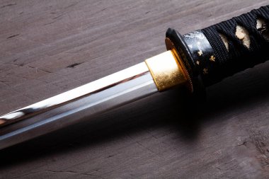 Tanto, geleneksel bir Japon bıçağı, tahta masanın üzerinde. 