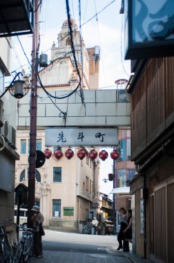 Kyoto 'daki Pontocho Alley Girişini Alet Kablosu ve Taş Kulesi ile daralt
