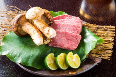 Wagyu bifteği, tabak mantarlı lüks et.