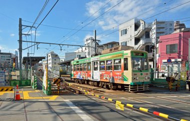 Şehir merkezinde demiryolu üzerinden geçen bir tramvay. 