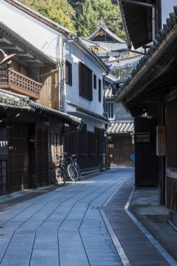 Şehirdeki eski evlerin gündüz manzarası 