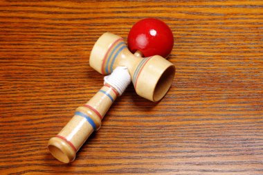 Ahşap yüzeyde kırmızı top ile geleneksel kendama oyuncağı