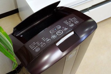 Kontrol paneli düğmelerini gösteren modern kağıt öğütücü makinesi