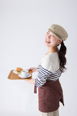 Kafeteryada şık kıyafetler içindeki güzel Japon garsonun portresi