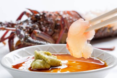 Sosa batırılmış bir ıstakoz. 