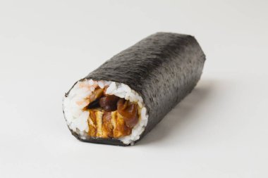 Japon suşi rulo üzerinde izole beyaz arka plan 
