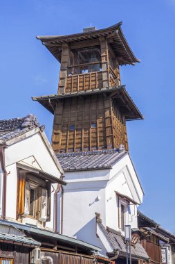 Geleneksel tahta saat kulesi açık mavi gökyüzüne karşı