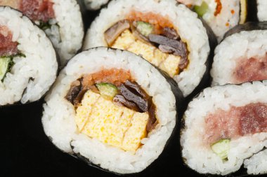 Ton balıklı suşi, somon balığı, peynir. Japon yemeği.