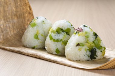 Tahta tabakta onigiri sushi
