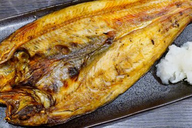 Tuz, yağ ve baharatlı lezzetli kızarmış balıkların yakın plan görüntüsü     