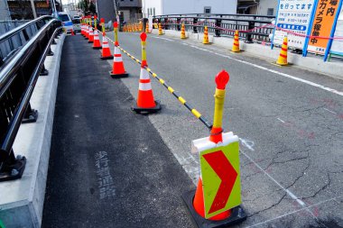 Trafik konileri ve engellerle işaretlenmiş yol yapım alanı