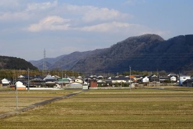 Japonya 'da kasvetli bir günde ele geçirilen sıcacık evleri olan küçük bir köy