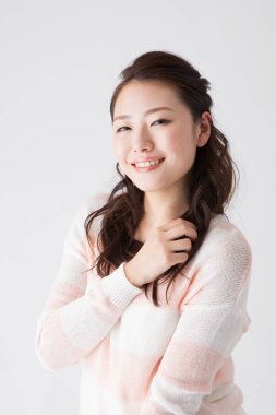 Beyaz arka planda güzel bir Japon kadının portresi.