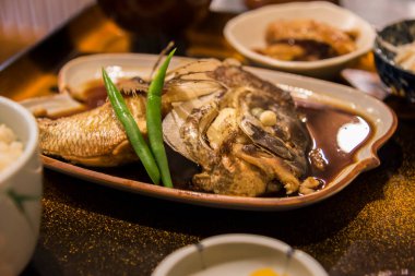 Taze fasulyeli ızgara balık.