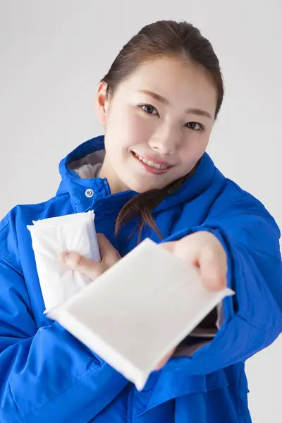 Porträt Der Schönen Jungen Japanerin Blauer Jacke Mit Menstruationspolstern Auf — Stockfoto