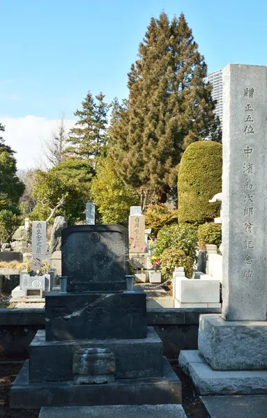 日本传统墓碑在墓地上的特写 — 图库照片
