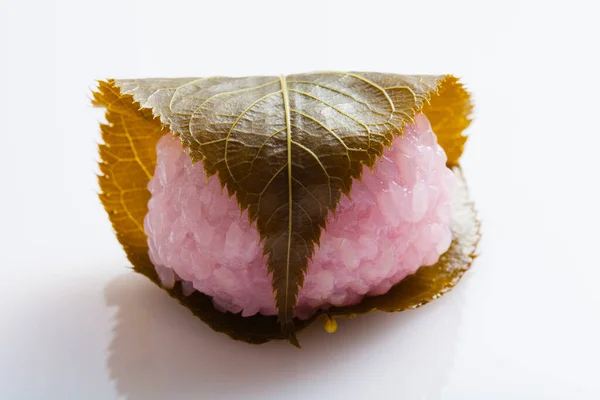 Sakuramochi Γιαπωνέζικα Γλυκά Τυλιγμένα Ένα Διατηρημένο Φύλλο Κερασιάς — Φωτογραφία Αρχείου