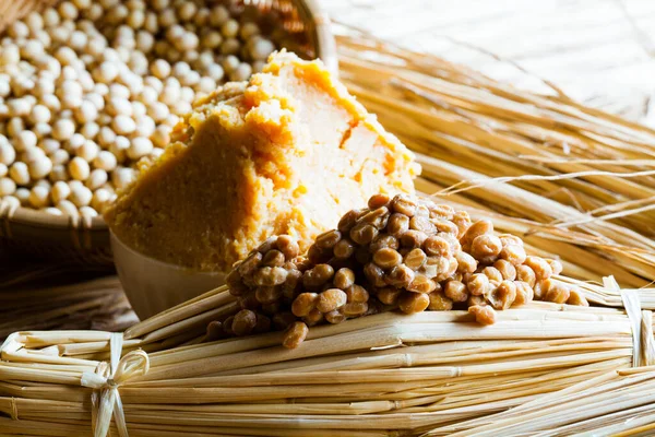 Natto, mayalanmış soya fasulyesi, Japon sağlıklı geleneksel yiyeceği.