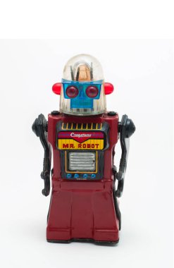 Beyaz arkaplanda robot oyuncağın yakın plan görüntüsü        