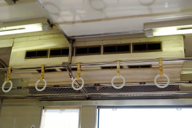 Modern bir tren istasyonu.