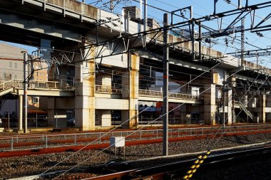 Japon şehrinde gündüz vakti demiryolu manzarası