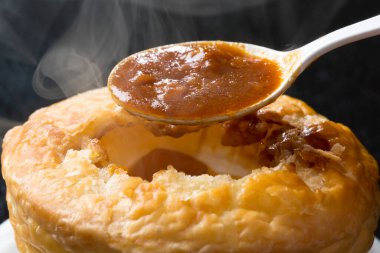 Tarçınlı balkabağı turtası ve ahşap bir masada kuru üzüm. Kapat - kapat.