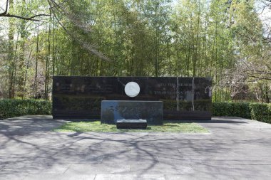 Şehirdeki Çin sembollü taşların manzarası.