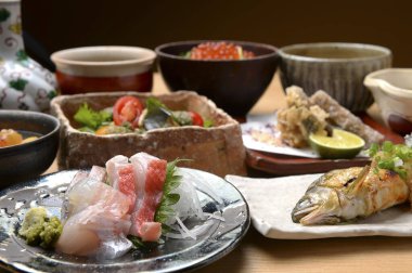 Restorandaki çeşitli taze Japon yemeklerini yakından izliyoruz.      