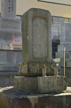 Mezarlıktaki geleneksel Japon mezar taşlarının yakın plan çekimi.