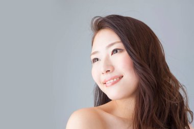 Doğal makyajlı güzel Asyalı kadın.