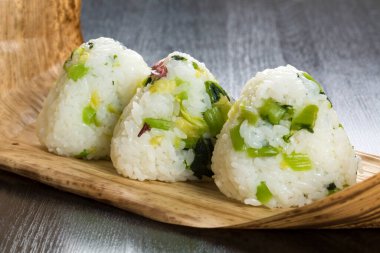 Tahta tabakta onigiri sushi