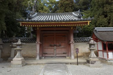 Yaz günü geleneksel Japon mimarisi