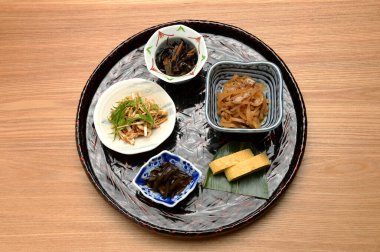 Restorandaki çeşitli taze Japon yemeklerini yakından izliyoruz.      