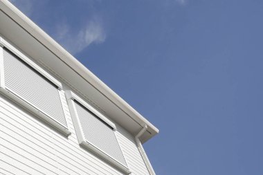 Açık mavi gökyüzüne karşı modern binanın köşe görünümü