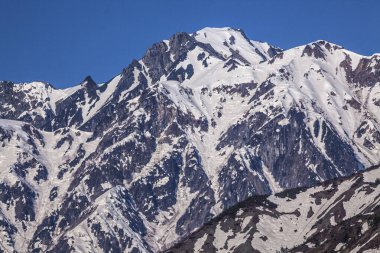 Kışın karla kaplı dağlar