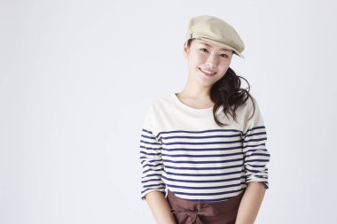 Beyaz arka planda şık giyinmiş güzel Japon kadın portresi.