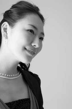 Gri arka planda güzel Japon kadın portresi.